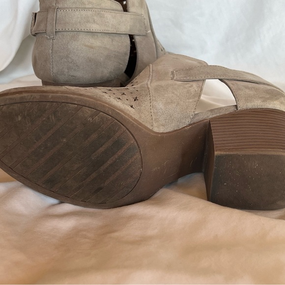 Size 12 Maurices Booties Boots tan beige EUC - Picture 4 of 10